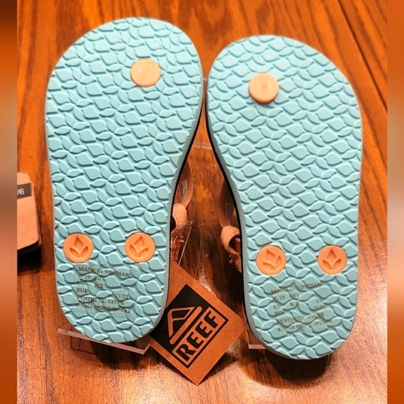 Little kids size 5/6 Reef Little stargazer print flip flops. - Picture 2 of 6